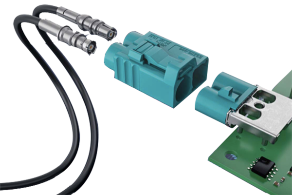 汽車(chē)射頻線(xiàn)束是指用于傳輸無(wú)線(xiàn)電信號(hào)的電線(xiàn)束，通常位于汽車(chē)內(nèi)部。它通常由多根電線(xiàn)組成，包括信號(hào)線(xiàn)、電源線(xiàn)和地線(xiàn)等。這些電線(xiàn)通過(guò)一定的結(jié)構(gòu)形式將它們組織在一起，以便更好地傳輸信號(hào)和減少干擾。