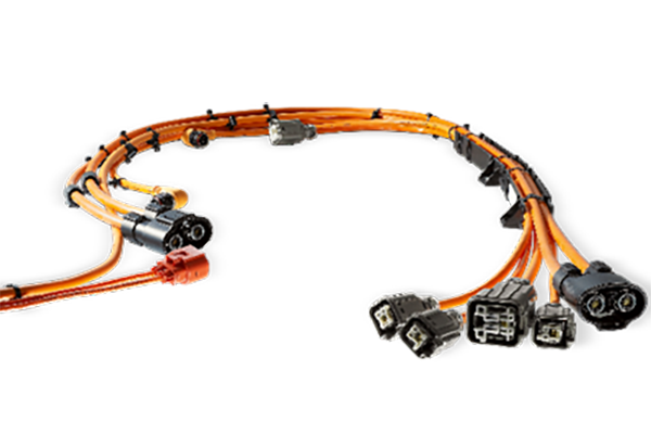 新能源高壓線(xiàn)束是指用于傳輸高壓電力和信號(hào)的電線(xiàn)束，通常用于電動(dòng)汽車(chē)、混合動(dòng)力汽車(chē)和其他新能源設(shè)備中。與傳統(tǒng)汽車(chē)相比，新能源車(chē)輛使用更高電壓的電力系統(tǒng)，因此需要使用高壓線(xiàn)束來(lái)傳輸電能。